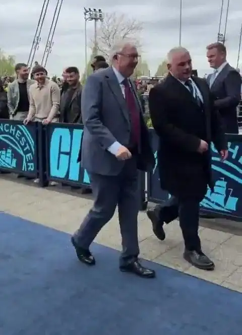 Sir Alex Ferguson đến sân Etihad với nụ cười rạng rỡ